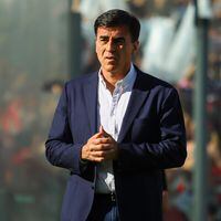 Blanco y Negro se divide por la continuidad de Gustavo Quinteros: el incierto futuro del técnico de Colo Colo que sueña con la Roja