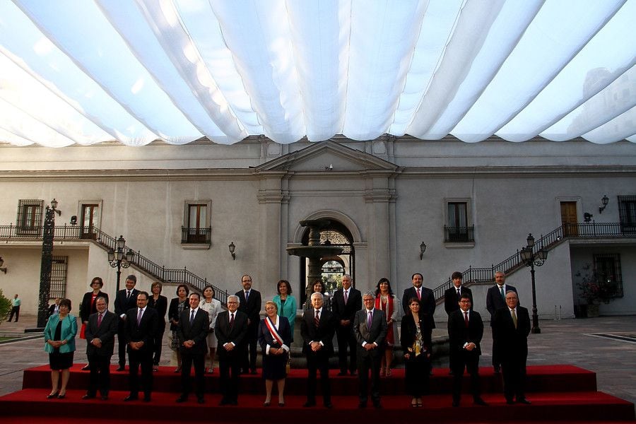 Bachelet junto a sus ministros