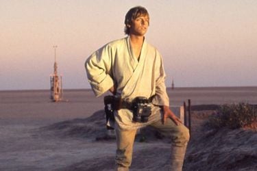 Mark-Hamill-as-Luke-Skywalker-in-Star-Wars-A-New-Hope-900x600-820x500