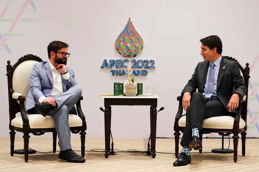 El primer ministro canadiense Justin Trudeau se reúne con el Presidente de Chile, Gabriel Boric, durante la Cumbre de APEC en Bangkok, Tailandia, el 17 de noviembre de 2022. Foto: AP