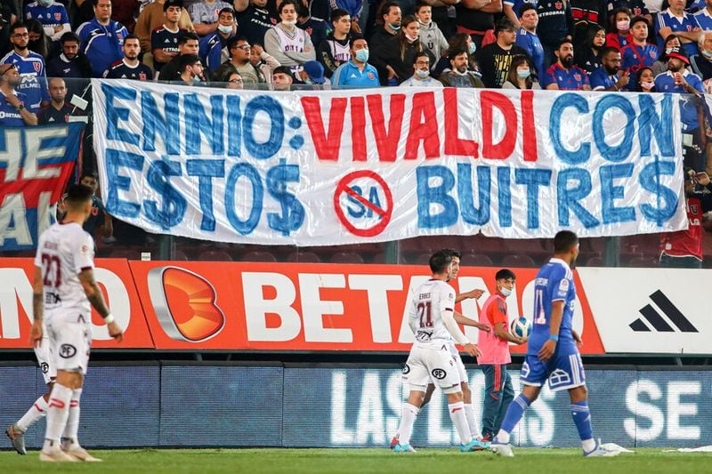 "Ennio: Vivaldi con estos buitres", fue uno de los lienzos de hinchas de la U, en contra de Azul Azul, en el partido ante La Serena. FOTO: AGENCIAUNO