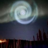 Captan extraña imagen de un espiral en medio del cielo que desconcierta a los científicos