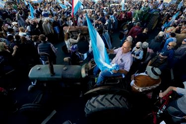 En Buenos Aires: productores rurales protestan con tractores contra el gobierno