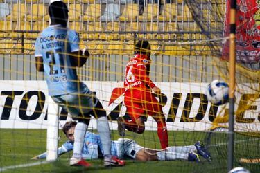 Mathias Vidangossy anota su gol y el 3-1, durante el partido válido por el grupo C de la Copa Conmebol Sudamericana 2022, entre Union La Calera y Universidad Católica de Ecuador, disputado en el Estadio Sausalito de Viña del Mar.