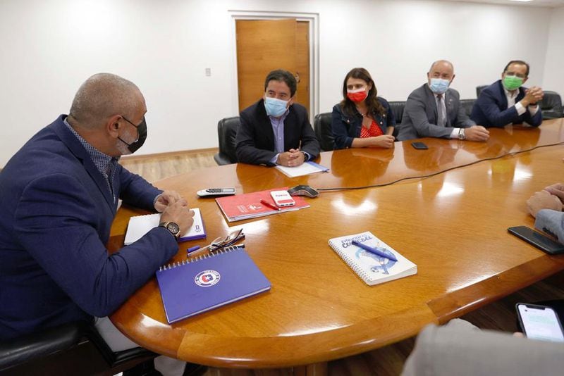 Pablo Milad, en reunión con autoridades copiapinas, en la sede de la ANFP.