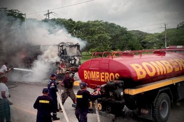 Clan del Golfo incendia unos cien vehículos en carreteras colombianas en protesta por extradición de “Otoniel”