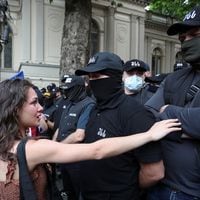 Parlamento de Georgia levanta el veto presidencial y aprueba polémica ley de agentes extranjeros