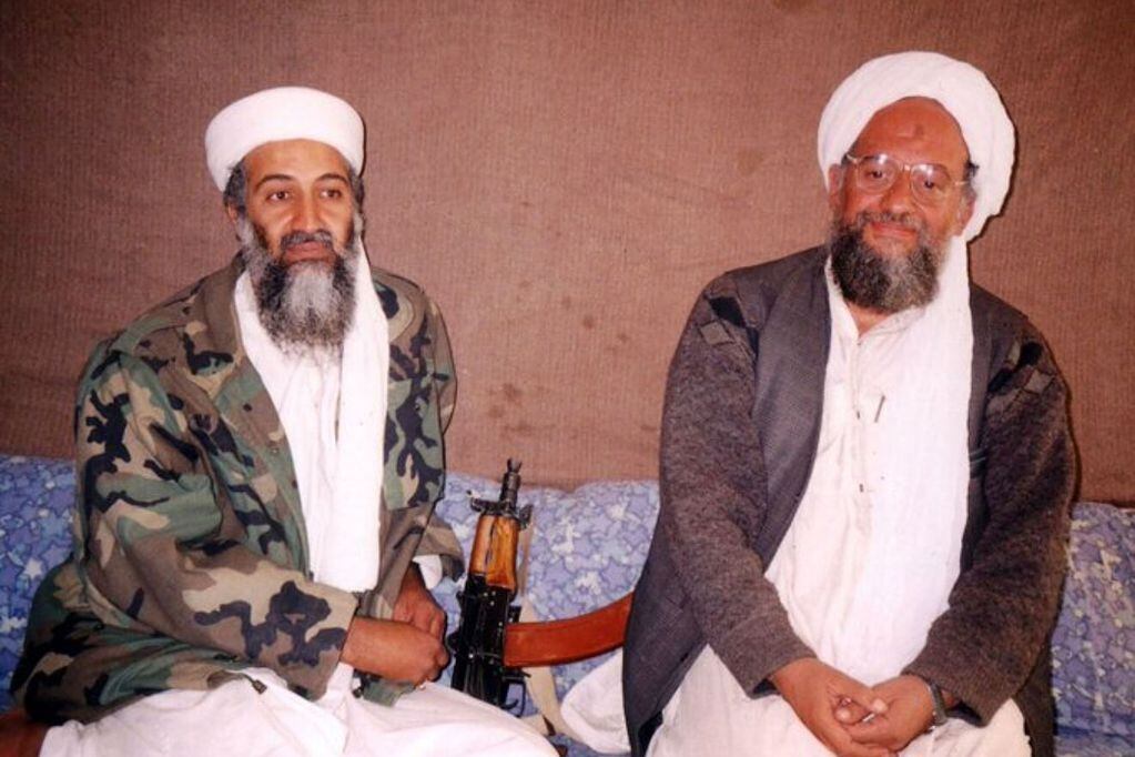 Ayman al-Zawahri. A su izquierda, Osama Bin Laden.