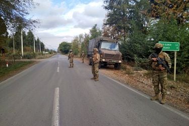 Efectivos del Ejército cumplen labores de seguridad realizaron patrullajes diurnos y nocturnos en las  ruta Q-751 y sector cruce Los Pinos, ruta  Q-896, en la comuna de Mulchén, provincia de Biobío.
