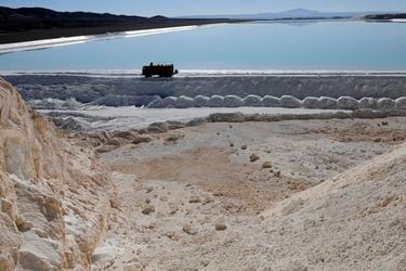 Los dilemas del gobierno en el salar de Atacama, la joya del litio chileno