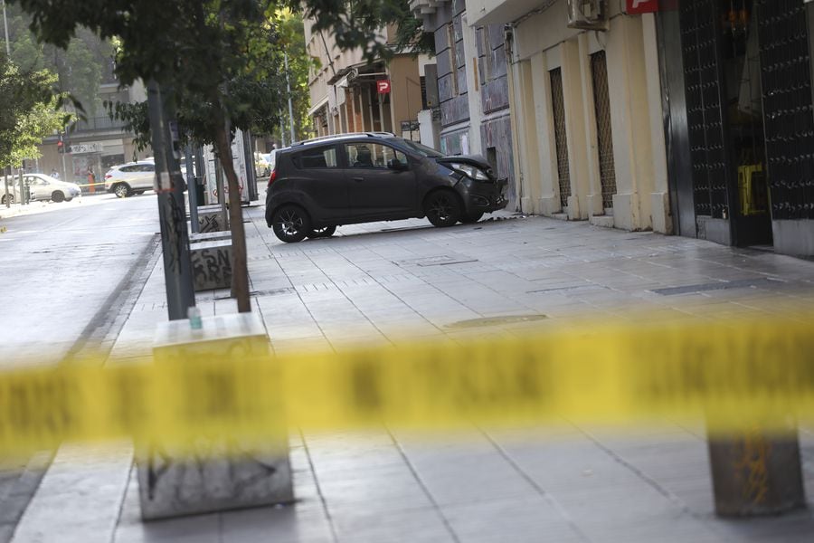 Efectivos de la PDI, trabajan en la calle Monjita con Mosqueto, en la comuna de Santiago, tras una balacera que dejó a un fallecido y tres heridos. Foto: Sebastián Beltrán Gaete / Agencia Uno.