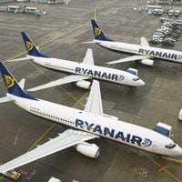 “Dejen de contaminar”: activistas golpean al CEO de la línea aérea más contaminante en la sede de la UE