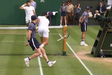 Novak Djokovic recibió una millonaria multa tras su gesto antideportivo en Wimbledon.