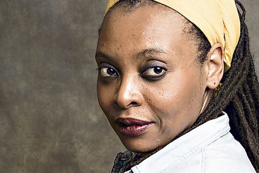 Léonora Miano "La xenofobia siempre ha estado presente en Francia" La Tercera