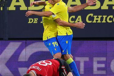 Tomás Alarcón le hace un gol al Manchester United en victoria del Cádiz
