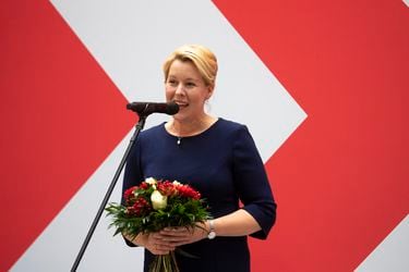 Berlín elige a su primera alcaldesa y vota a favor de expropiar a grandes inmobiliarias