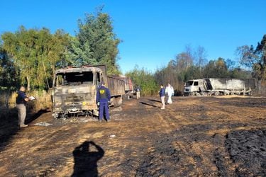 PDI investiga quema de dos camiones en La Araucanía: hecho habría originado un foco de incendio en Teodoro Schmidt