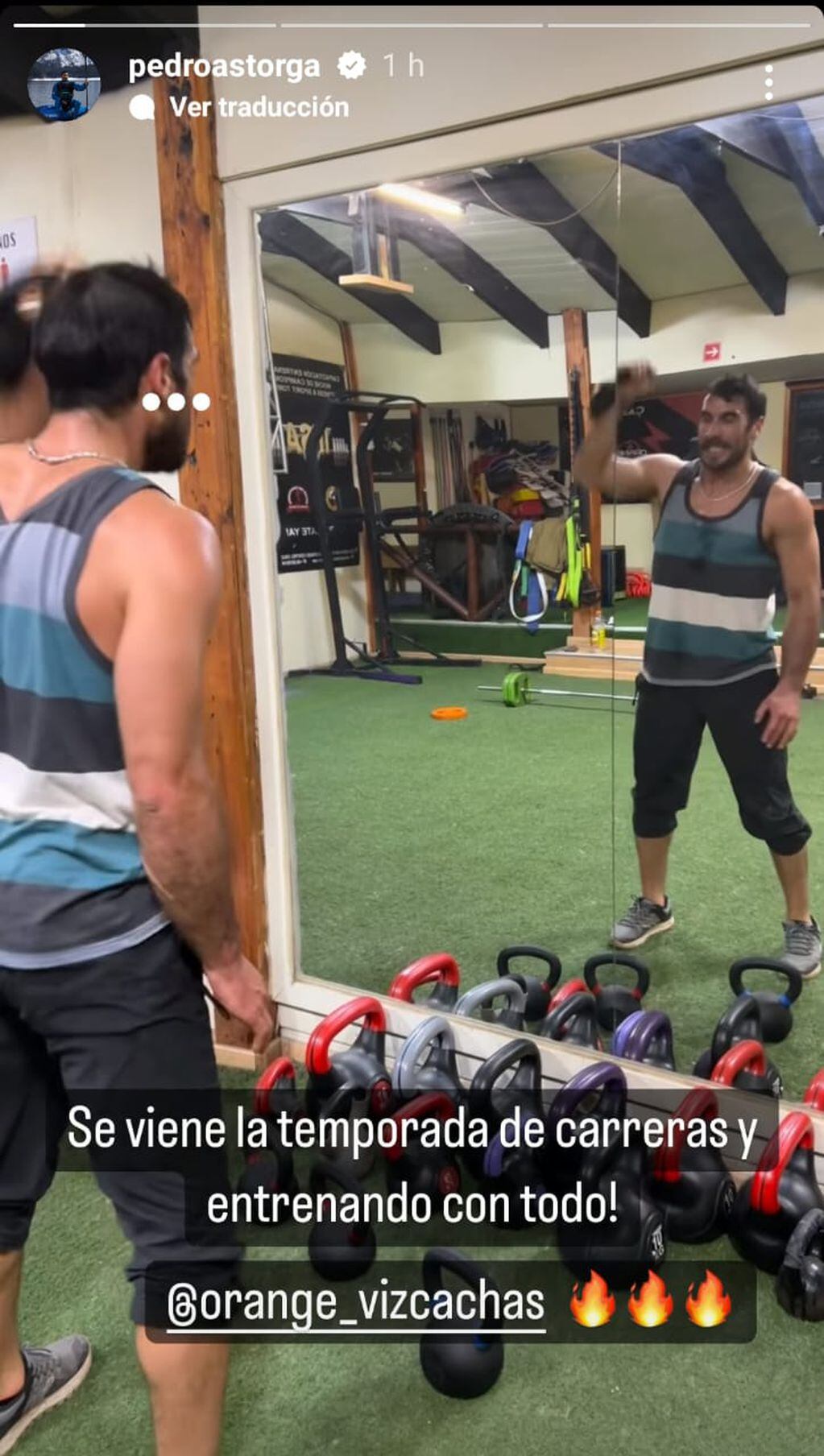 Pedro Astorga realizando una exigente rutina de ejercicios.