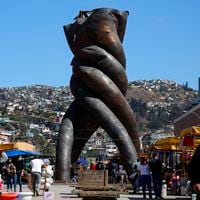 Municipio de Valparaíso desmantela deteriorado monumento contiguo al Congreso Nacional