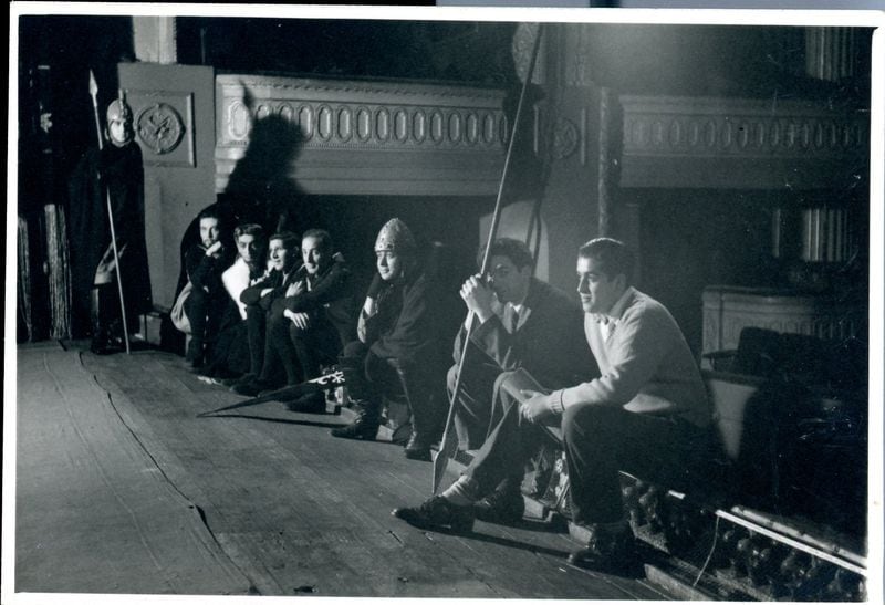 Claudio di Girólamo al centro con una lanza, en el Teatro de Ensayo UC, durante el montaje de Enrique IV en 1952. Fotografía de René Combeau (Archivo de la Escena Teatral UC)