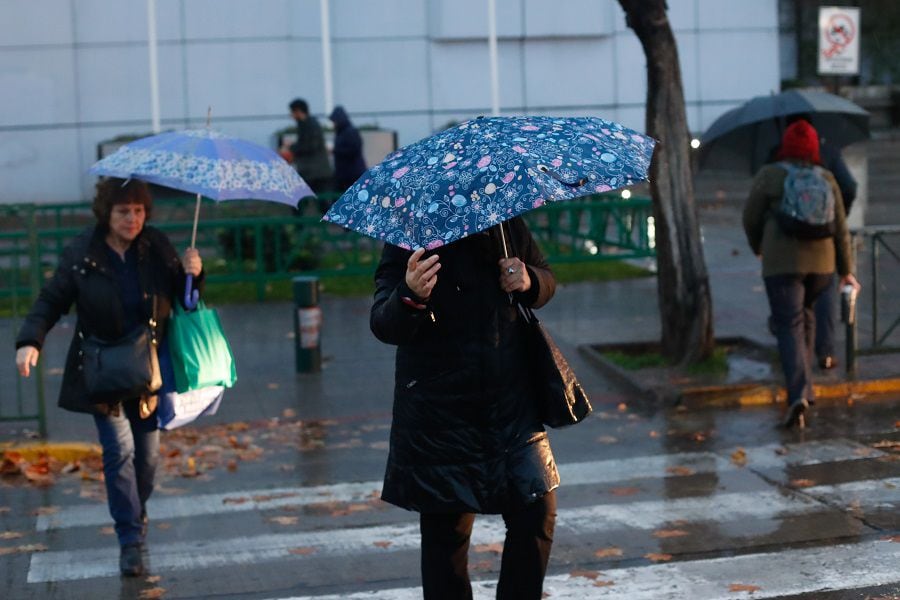 Fuertes lluvias y viento afectan a Santiago
