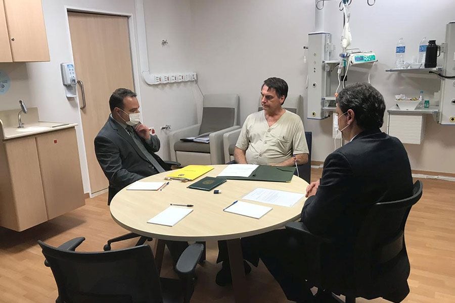 Jair Bolsonaro junto a sus ministros en el hospital Albert Einstein