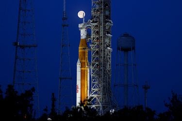 La Nasa ya tiene en la rampa de lanzamiento el cohete que llevará a la primera mujer a la Luna