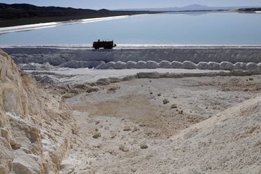 Los dilemas del gobierno en el salar de Atacama, la joya del litio chileno