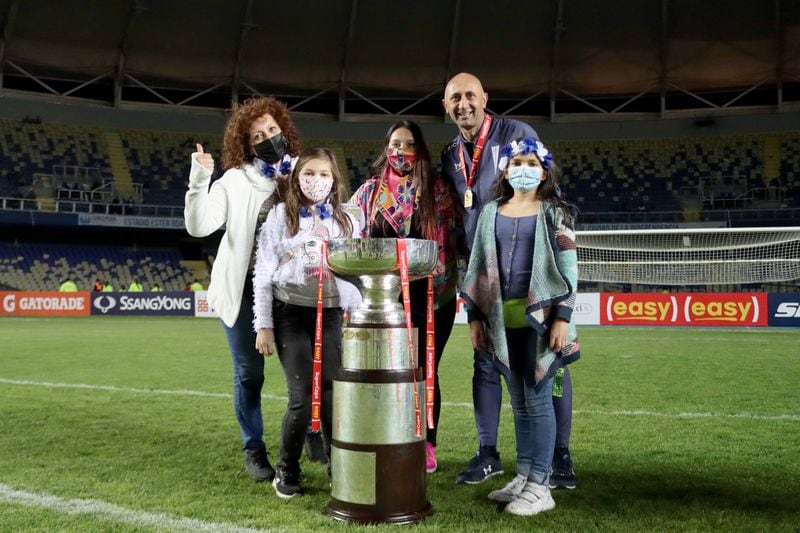 Cristian Paulucci, técnico de Universidad Católica, celebra con su familia la obtención de la Supercopa.