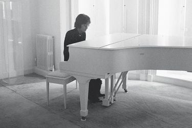 John-Lennon-playing-the-piano-with-Yoko-Ono-Tittenhurst-Park-in-Ascot-smaller-min