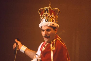 Desde una corona hasta un grabado de Picasso en su cocina: la colección personal de Freddie Mercury