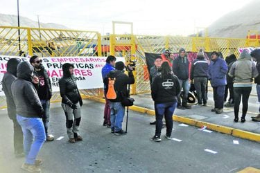 Dos sindicatos de Chuquicamata inician paro y tomas en protesta por despidos.
