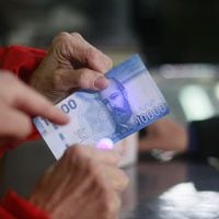 3 pasos para identificar billetes falsos, según el Banco Central de Chile