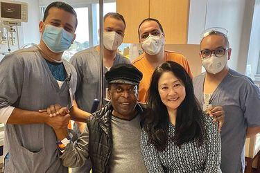 Pelé compartió una fotografía tras recibir el alta después de permanecer cerca de un mes hospitalizado.