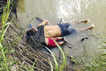 The-bodies-of-a-Salvadorian-migrant-and-his-daughter-are-seen-at-the-Rio-Bravo--river-in-Matamoros-(45992599)