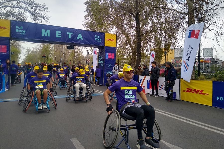 Carrera en sillas de rueda reunio a Voluntarios, Gobernador de Santiago y Medallista Olimpico