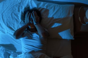 Por qué sentimos más ansiedad antes de dormir en la noche (y cómo podemos solucionarlo)