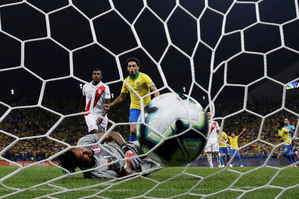 Soccer Football - Copa America Brazil 2019 - Group A - Peru v Brazil - Arena Corinthians, Sao Paulo, Brazil - June 22, 2019   Brazil's Willian celebrates scoring their fifth goal with Marquinhos as Peru's Pedro Gallese looks dejected   REUTERS/Henry Ro...