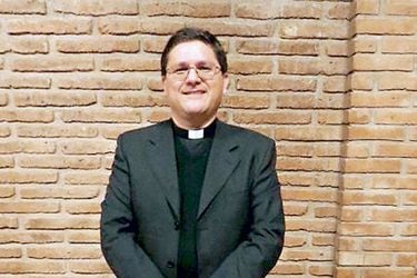 El sacerdote Cristián Castro, rector del seminario.