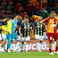 Mauricio Isla es titular en el clásico del fútbol turco