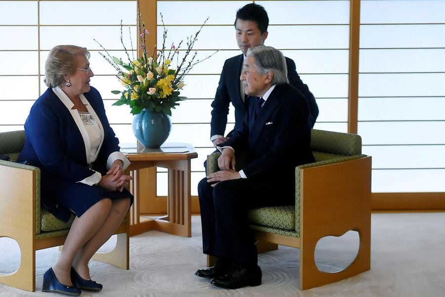El emperador de Japón recibe a la presidenta chilena Michelle Bachelet