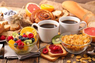 6 alimentos que debes evitar en los desayunos de hotel, según un gurú de la salud