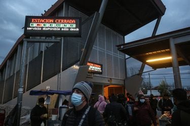 Metro de Santiago cierra 5 estaciones de la línea 2 por descarrilamiento de tren en cocheras de la zona norte durante maniobras nocturnas
Buses de apoyo en la estación Vespucio Norte
FOTO: DIEGO MARTIN/AGENCIAUNO