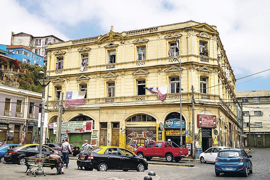 El edificio Tassara, en pleno centro de Valparaíso, alberga el bar Liberty.