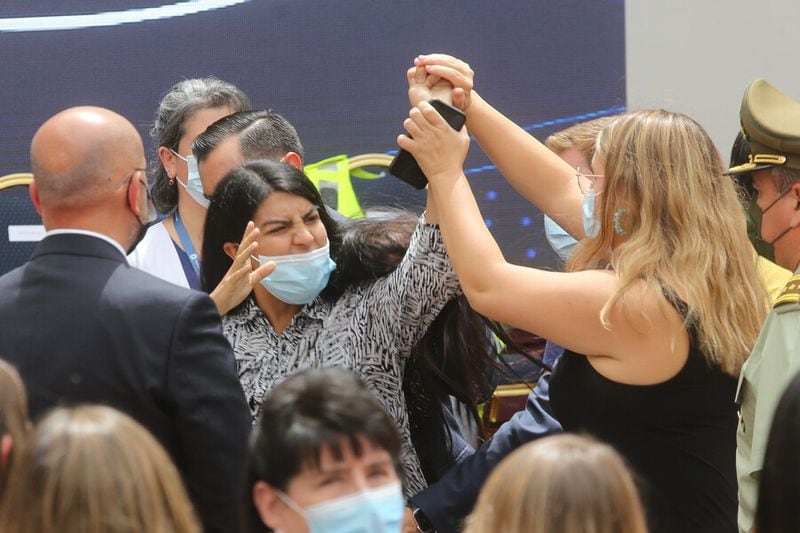 Una mujer agredió al Presidente Sebastián Piñera en un acto en La Moneda lanzándole agua de una botella. Foto: Diego Martin / Agencia Uno.