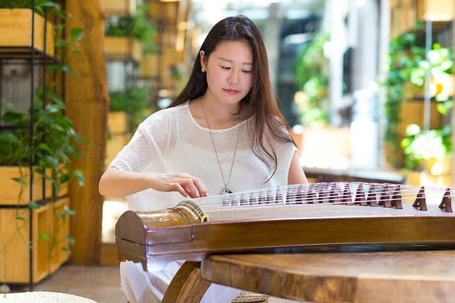 Mujer interpreta el guzheng