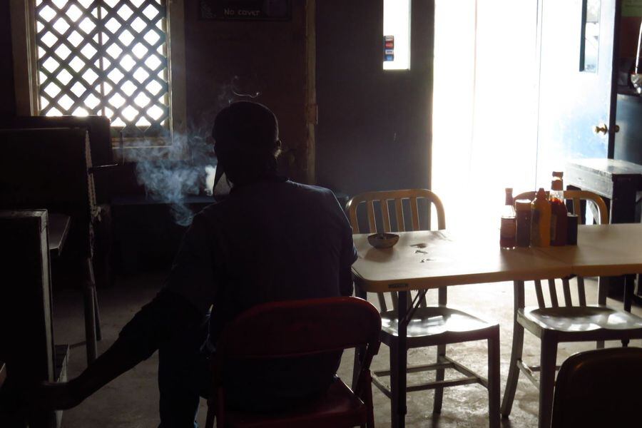 Jimmy Duck Holmes en el Blue Front Cafe.