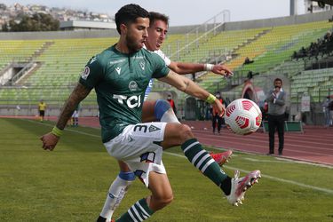 Daniel González disputa el balón con Diego Valencia, quien será su nuevo compañero en la UC, próximamente.