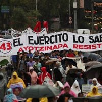 Padres de los 43 estudiantes desaparecidos de Ayotzinapa exigen investigar a expresidente Peña Nieto