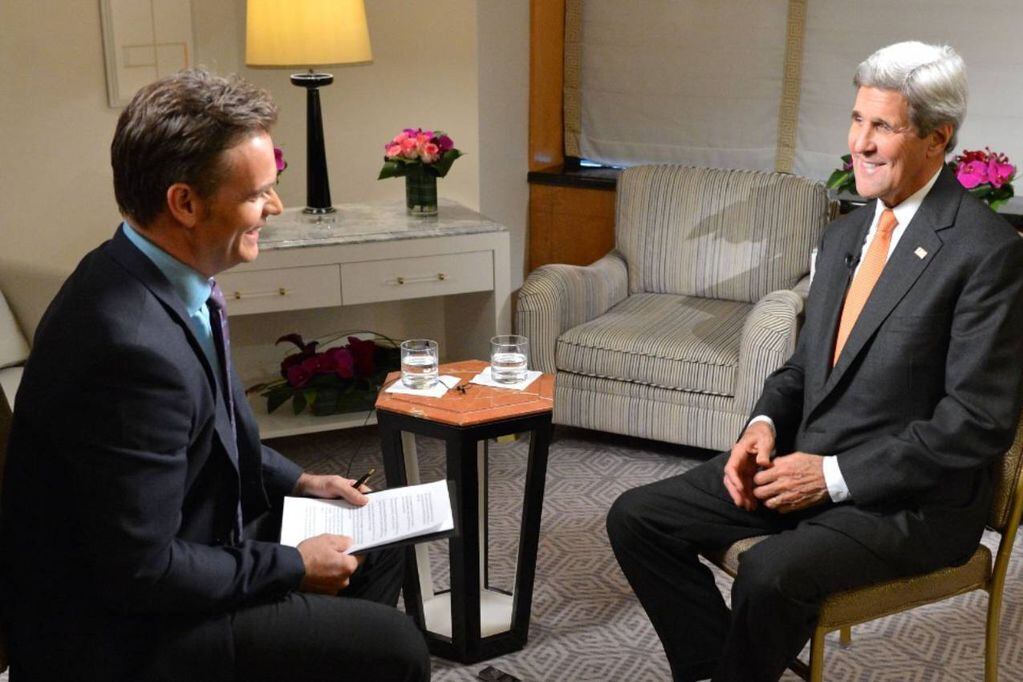 Amaro Gómez Pablos (a la izquierda) entrevista al secretario de Estado de los Estados Unidos John Kerry para TVN en 2015.